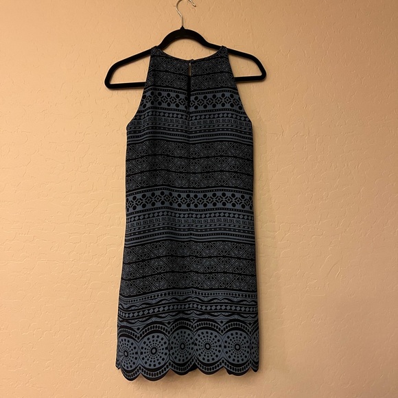 Ann Taylor LOFT Slate Blue & Black Geometric Print Shift Dress w/Scalloped Hem - Picture 10 of 15